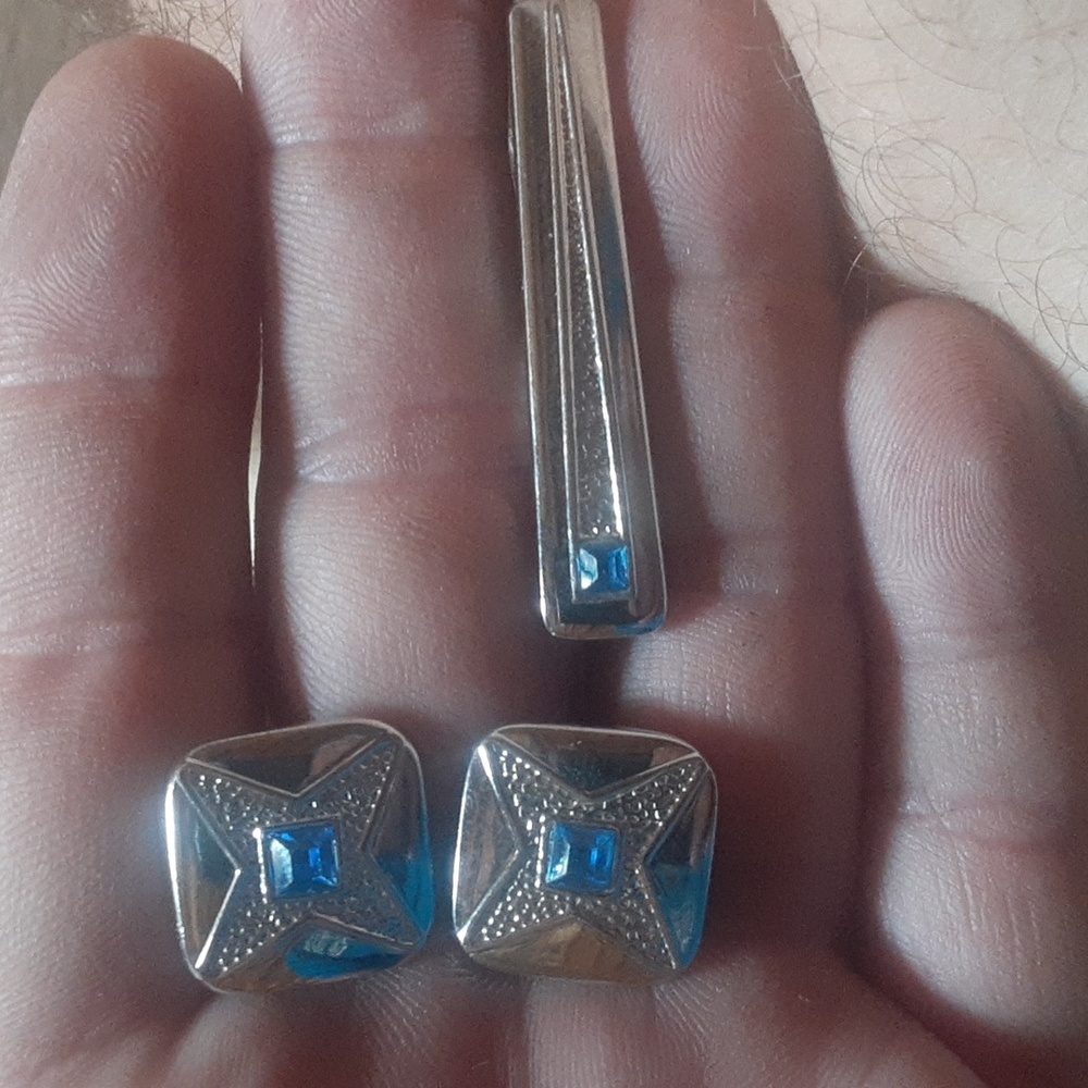 Silver Tone And Blue Cufflinks and Tie Clip Set - Picture 4 of 5
